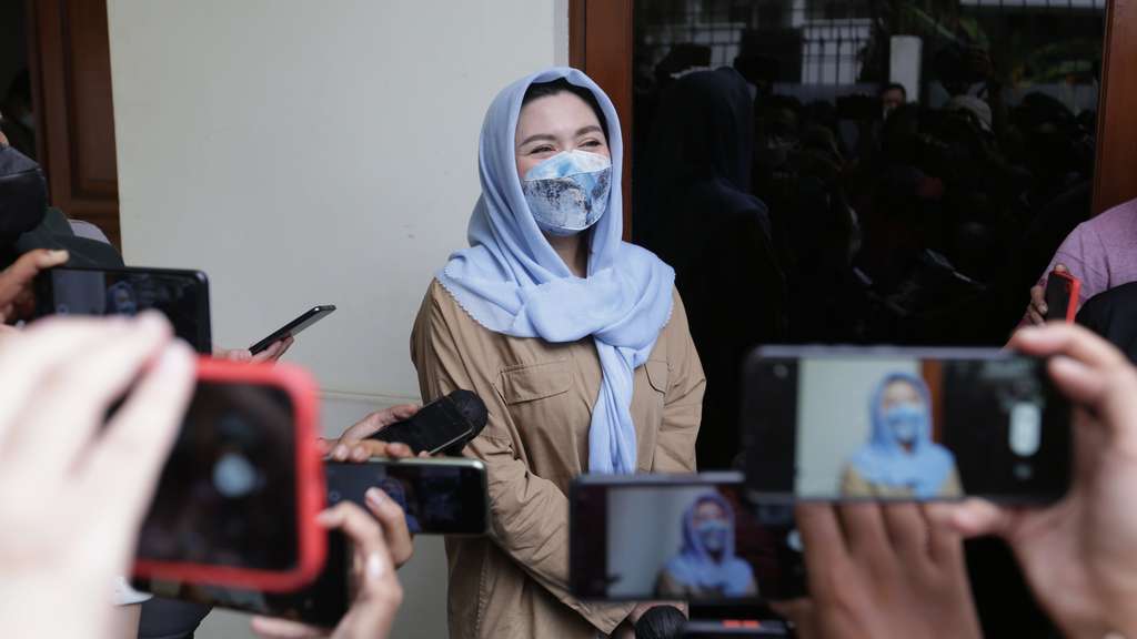 5 Potret Terbaru Vicky Shu usai Melahirkan, Sudah Mulai Berani Ambil Job
