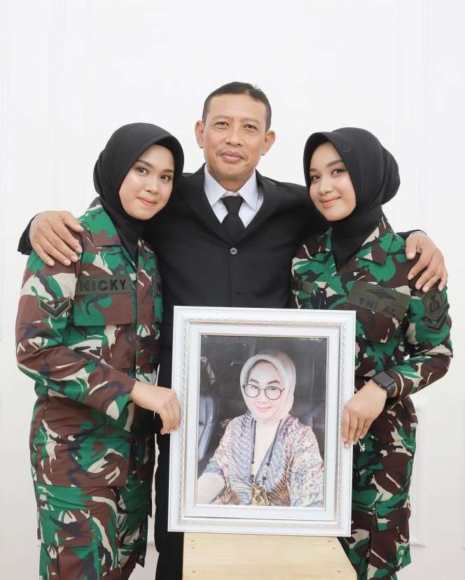7 Potret Kakak Beradik Jadi TNI Berparas Cantik, Foto Mendiang Ibunya Bak Primadona!
