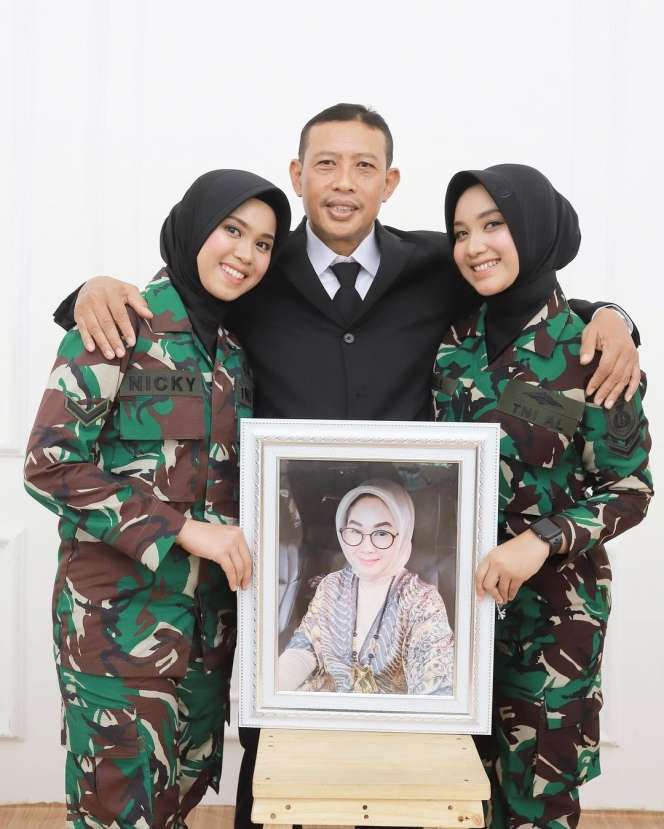 7 Potret Kakak Beradik Jadi TNI Berparas Cantik, Foto Mendiang Ibunya Bak Primadona!