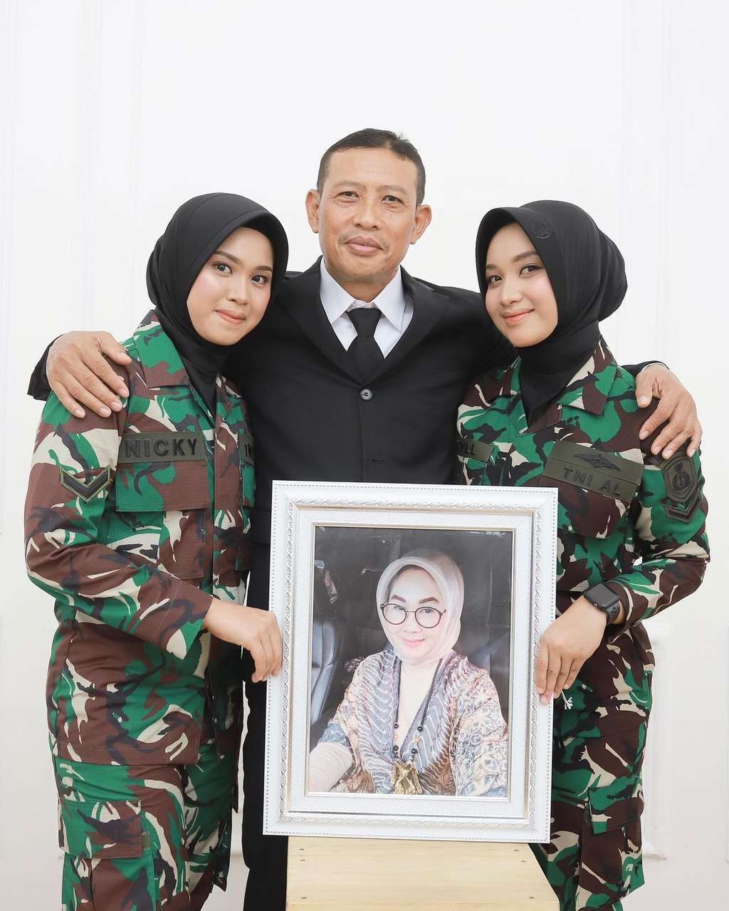 7 Potret Kakak Beradik Jadi TNI Berparas Cantik, Foto Mendiang Ibunya Bak Primadona!