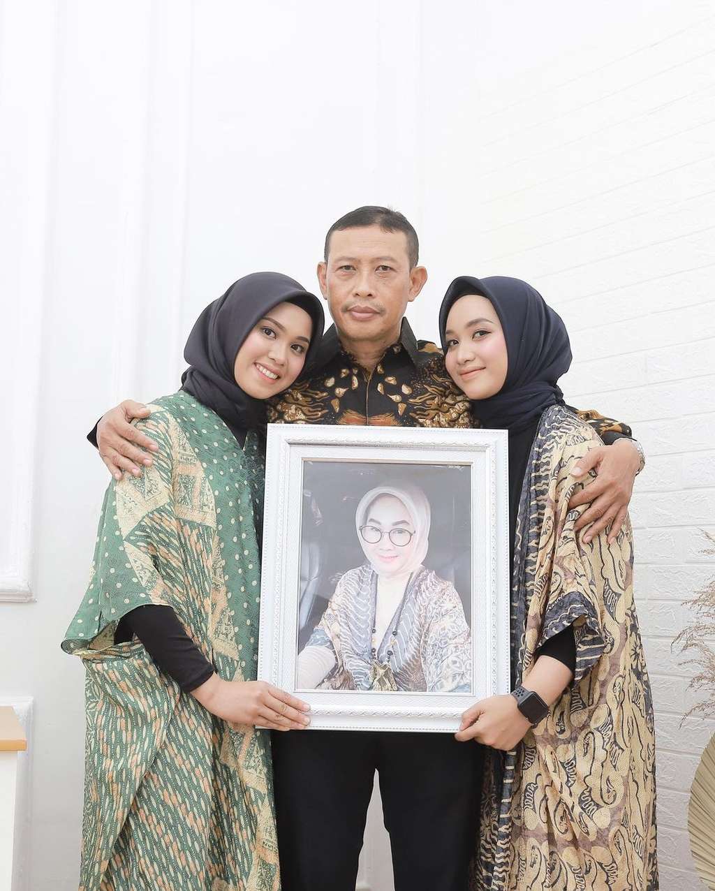 7 Potret Kakak Beradik Jadi TNI Berparas Cantik, Foto Mendiang Ibunya Bak Primadona!