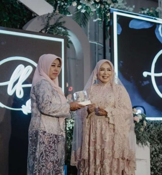 Kisah Wanita Bertemu Jodoh di Usia 55 Tahun, Penantiannya Berakhir Manis!