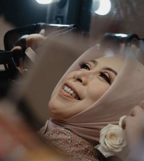 Kisah Wanita Bertemu Jodoh di Usia 55 Tahun, Penantiannya Berakhir Manis!