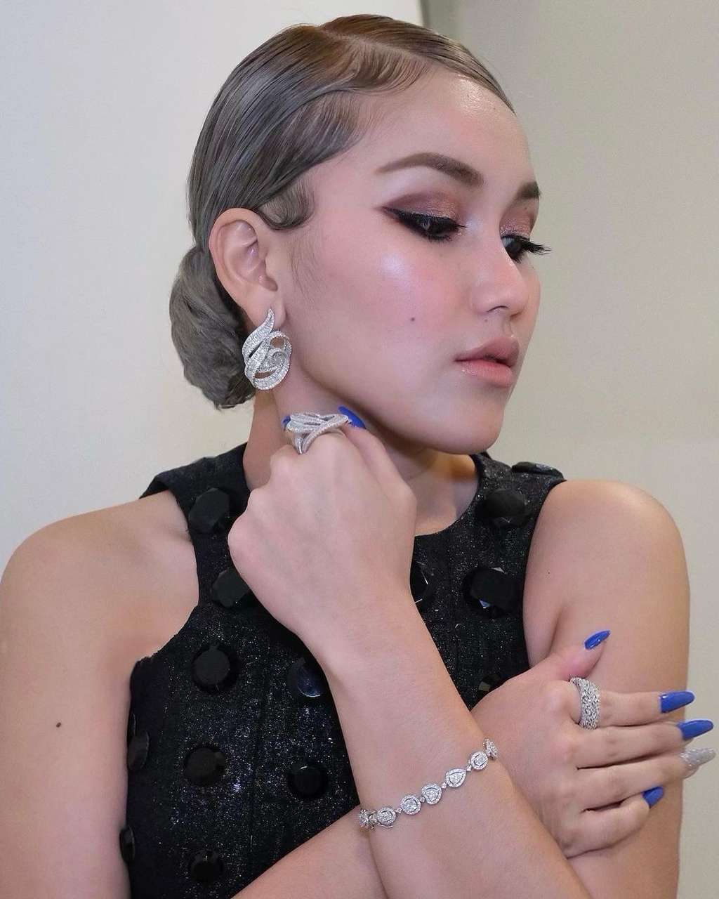 Penampilan Terbaru Ayu Ting Ting, Rambutnya Bikin Silau