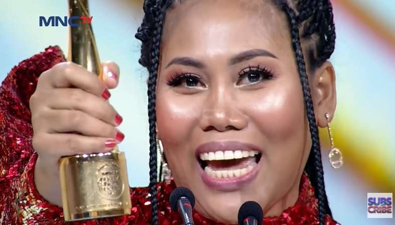 10 Potret Evi Masamba Dinobatkan Jadi Pedangdut Wanita Terbaik, Kalahkan Ayu Ting Ting & Lesty!