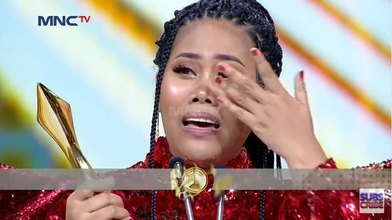 10 Potret Evi Masamba Dinobatkan Jadi Pedangdut Wanita Terbaik, Kalahkan Ayu Ting Ting & Lesty!