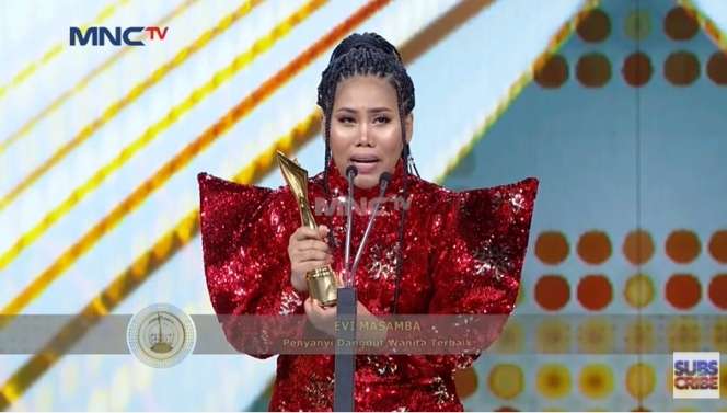10 Potret Evi Masamba Dinobatkan Jadi Pedangdut Wanita Terbaik, Kalahkan Ayu Ting Ting & Lesty!