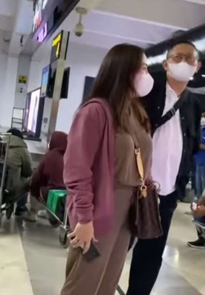 Potret Anggiat Pasaribu Saat Minta Maaf Usai Kasusnya Viral, Bajunya Bikin Salfok!