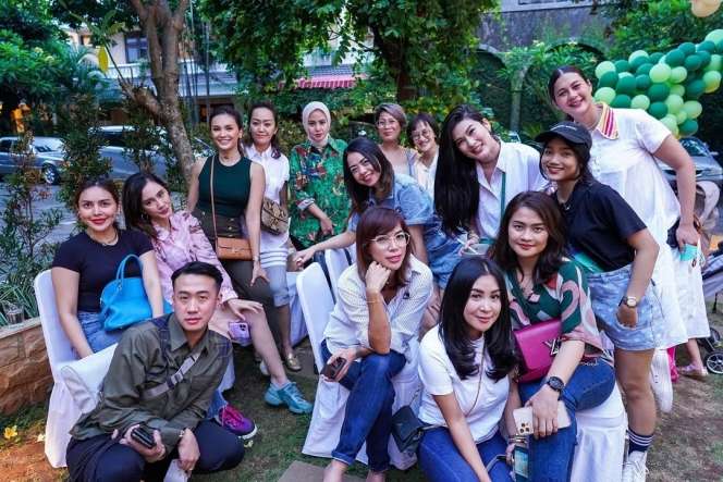 Potret Fuji Rela Kumpul Bareng Ibu-Ibu Demi Gala, Disebut Pengganti Vanessa Angel!