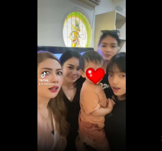Potret Fuji Rela Kumpul Bareng Ibu-Ibu Demi Gala, Disebut Pengganti Vanessa Angel!