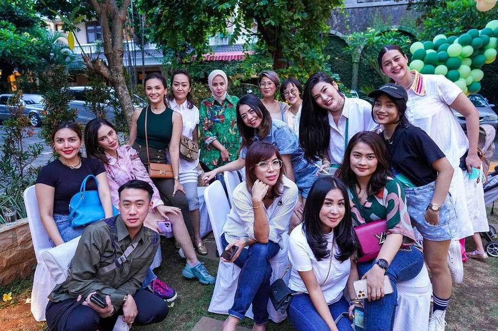 Potret Fuji Rela Kumpul Bareng Ibu-Ibu Demi Gala, Disebut Pengganti Vanessa Angel!