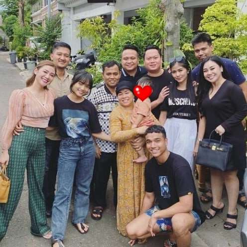 Potret Fuji Rela Kumpul Bareng Ibu-Ibu Demi Gala, Disebut Pengganti Vanessa Angel!