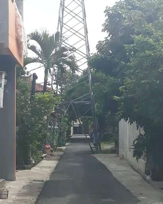 10 Potret Jalanan di Gang Permukiman Ini Bikin Geleng Kepala, Aneh Banget!