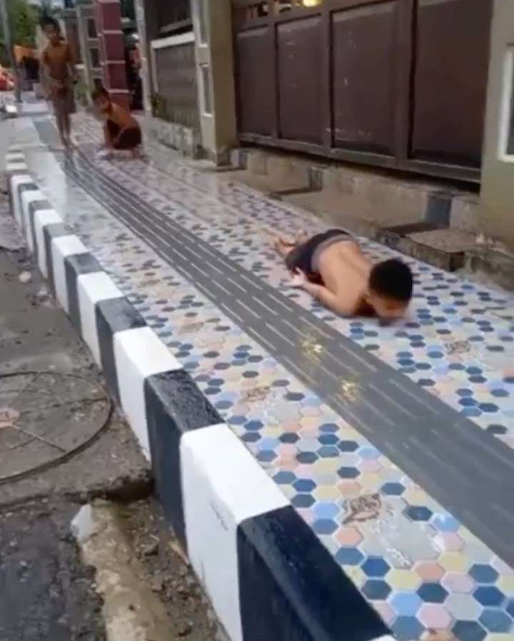 10 Potret Jalanan di Gang Permukiman Ini Bikin Geleng Kepala, Aneh Banget!