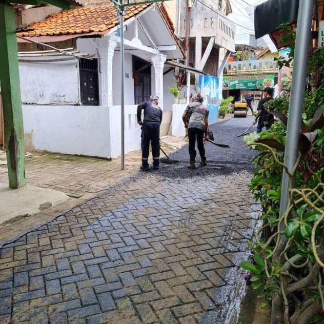 10 Potret Jalanan di Gang Permukiman Ini Bikin Geleng Kepala, Aneh Banget!