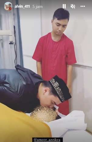 10 Potret Alvin Faiz Menangis Ditinggal Ameer Azzikra Selamanya, Terus Ciumi Jenazah Sang Adik!