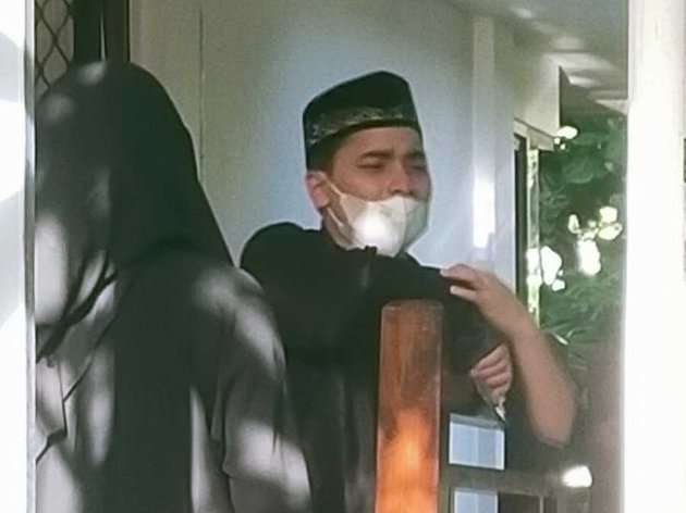 10 Potret Alvin Faiz Menangis Ditinggal Ameer Azzikra Selamanya, Terus Ciumi Jenazah Sang Adik!