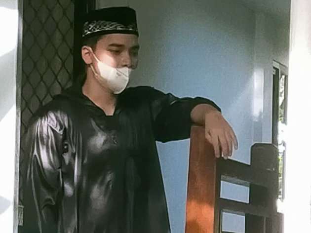 10 Potret Alvin Faiz Menangis Ditinggal Ameer Azzikra Selamanya, Terus Ciumi Jenazah Sang Adik!