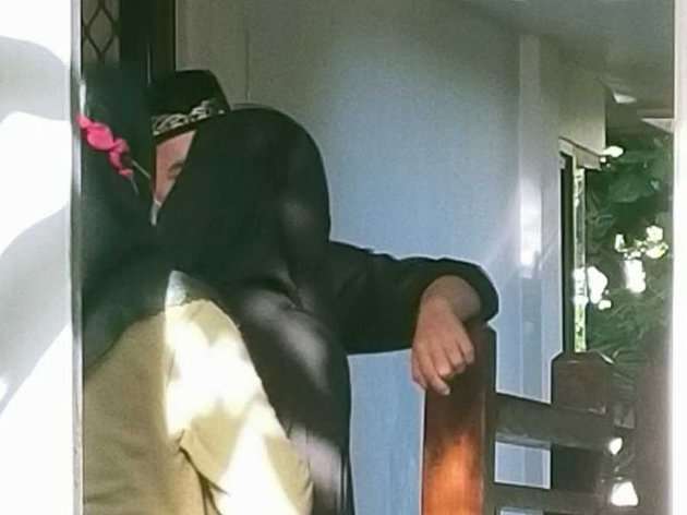 10 Potret Alvin Faiz Menangis Ditinggal Ameer Azzikra Selamanya, Terus Ciumi Jenazah Sang Adik!