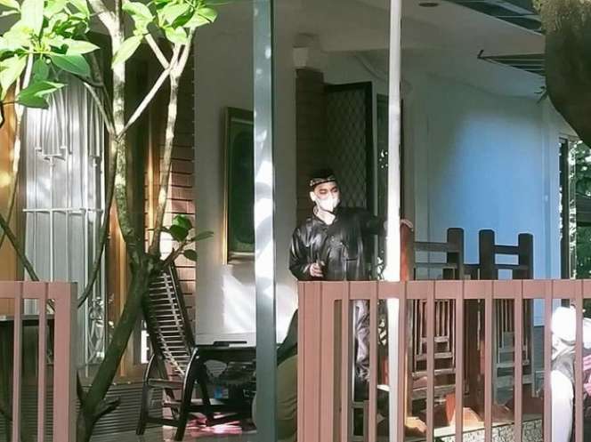 10 Potret Alvin Faiz Menangis Ditinggal Ameer Azzikra Selamanya, Terus Ciumi Jenazah Sang Adik!