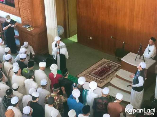 Potret Alvin Faiz Sholat Tepat di Depan Keranda Jenazah Ameer Azzikra