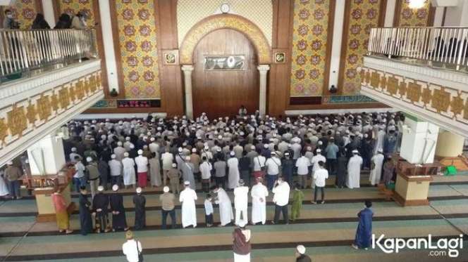 Potret Alvin Faiz Sholat Tepat di Depan Keranda Jenazah Ameer Azzikra