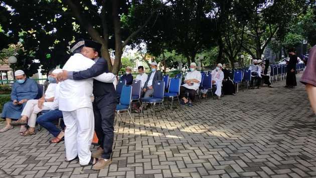 10 Potret Suasana Rumah Duka Ameer Azzikra, Zikir dan Salawat Menggema Penuh Haru