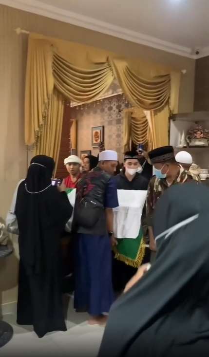 10 Potret Suasana Rumah Duka Ameer Azzikra, Zikir dan Salawat Menggema Penuh Haru