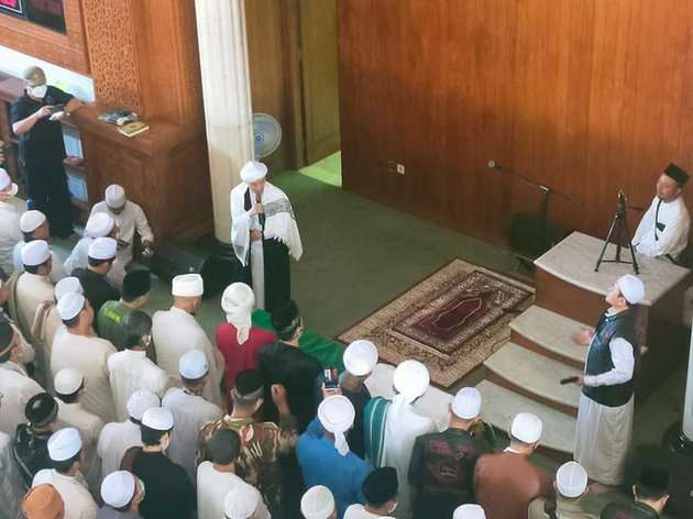 10 Potret Suasana Rumah Duka Ameer Azzikra, Zikir dan Salawat Menggema Penuh Haru