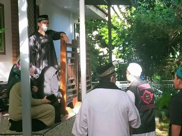 10 Potret Suasana Rumah Duka Ameer Azzikra, Zikir dan Salawat Menggema Penuh Haru