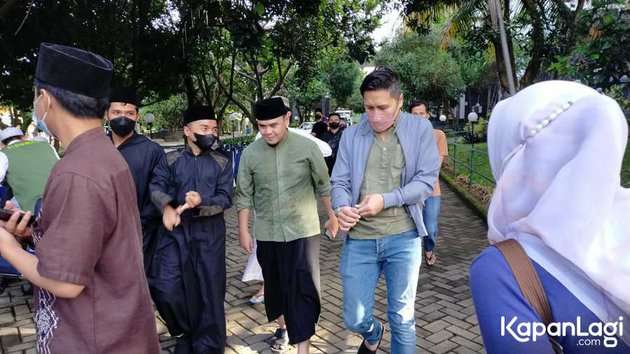 10 Potret Suasana Rumah Duka Ameer Azzikra, Zikir dan Salawat Menggema Penuh Haru