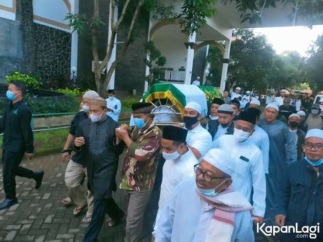 10 Potret Suasana Rumah Duka Ameer Azzikra, Zikir dan Salawat Menggema Penuh Haru