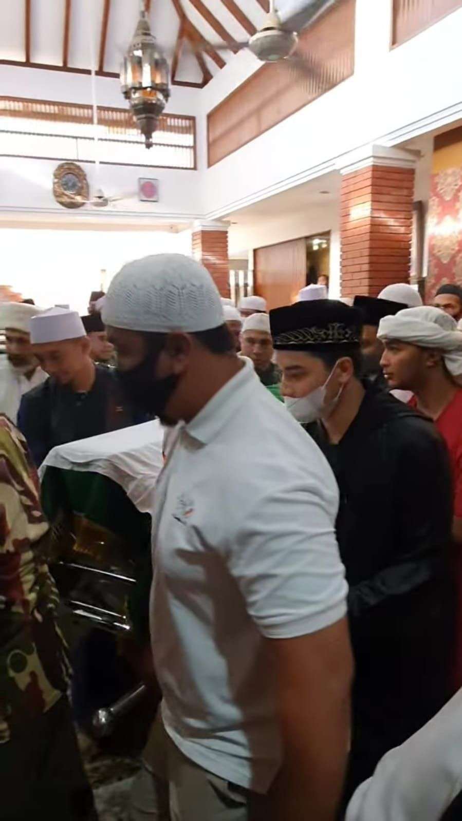 10 Potret Suasana Rumah Duka Ameer Azzikra, Zikir dan Salawat Menggema Penuh Haru