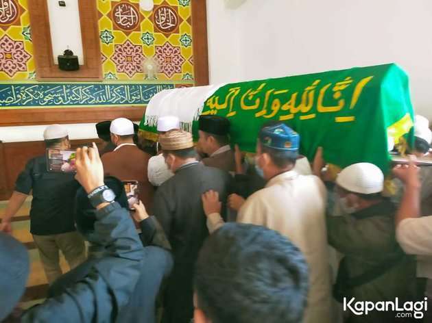 10 Potret Suasana Rumah Duka Ameer Azzikra, Zikir dan Salawat Menggema Penuh Haru