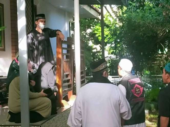 10 Potret Suasana Rumah Duka Ameer Azzikra, Zikir dan Salawat Menggema Penuh Haru
