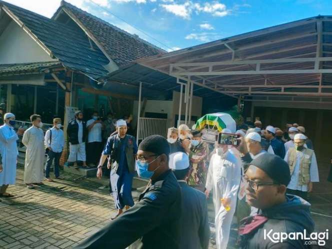 10 Potret Suasana Rumah Duka Ameer Azzikra, Zikir dan Salawat Menggema Penuh Haru