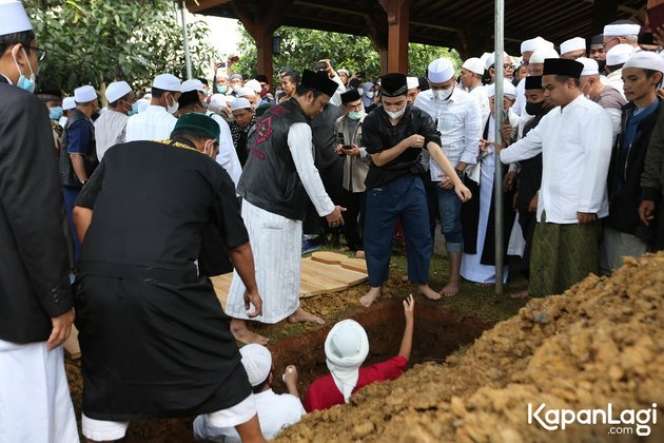 Derai Air Mata Pemakaman Ameer Azzikra, Tangis Nadzira Shafa Pecah