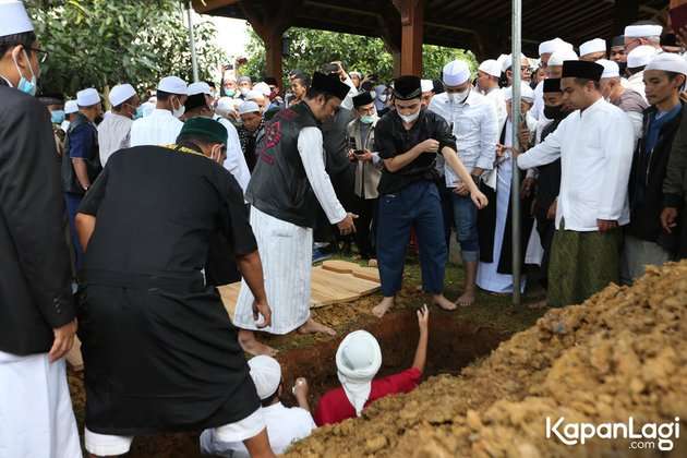 Derai Air Mata Pemakaman Ameer Azzikra, Tangis Nadzira Shafa Pecah