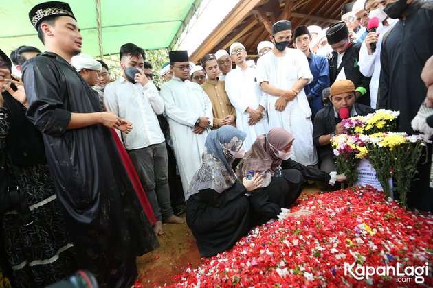 Derai Air Mata Pemakaman Ameer Azzikra, Tangis Nadzira Shafa Pecah