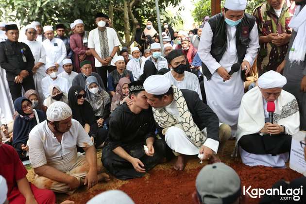 Derai Air Mata Pemakaman Ameer Azzikra, Tangis Nadzira Shafa Pecah