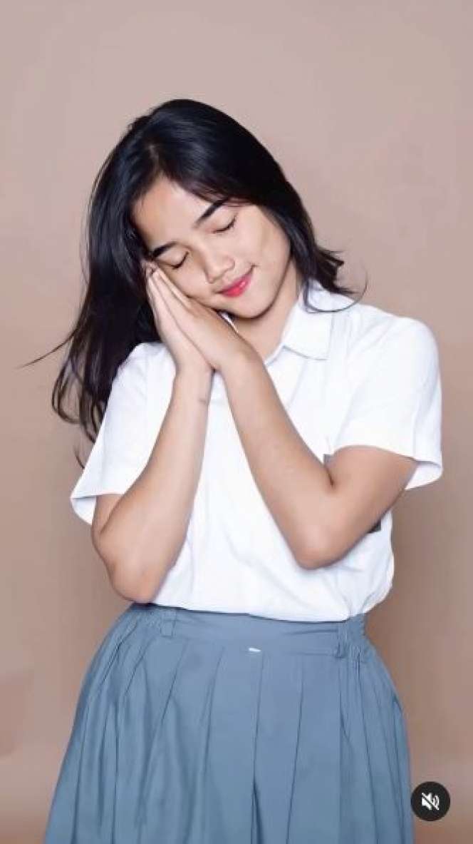 8 Potret Lawas Fuji Semasa Sekolah, Pas Jadi Anggota Tim Cheerleader Cantik Banget!