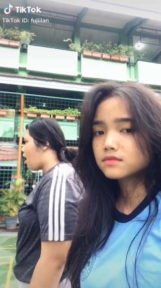 8 Potret Lawas Fuji Semasa Sekolah, Pas Jadi Anggota Tim Cheerleader Cantik Banget!