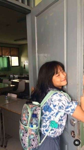 8 Potret Lawas Fuji Semasa Sekolah, Pas Jadi Anggota Tim Cheerleader Cantik Banget!