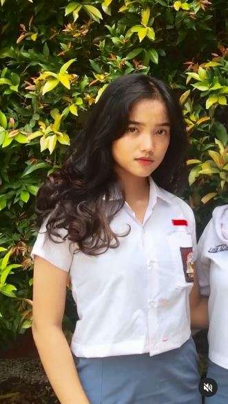 8 Potret Lawas Fuji Semasa Sekolah, Pas Jadi Anggota Tim Cheerleader Cantik Banget!