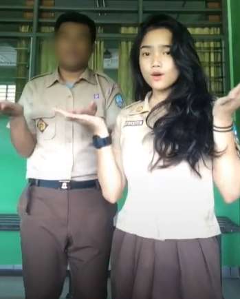 8 Potret Lawas Fuji Semasa Sekolah, Pas Jadi Anggota Tim Cheerleader Cantik Banget!