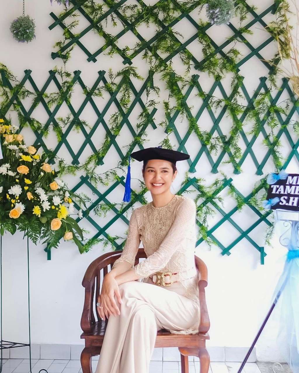 5 Momen Wisuda S2 Mikha Tambayong