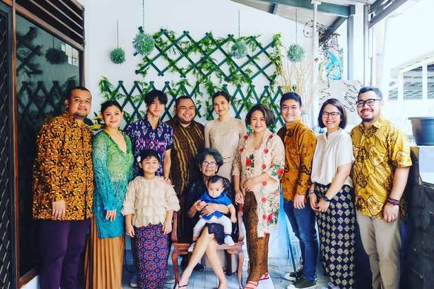 5 Momen Wisuda S2 Mikha Tambayong