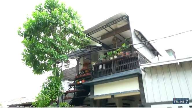 8 Potret Kondisi Rumah Azis Gagap yang Jarang Tersorot, Lantainya Pada Copot!
