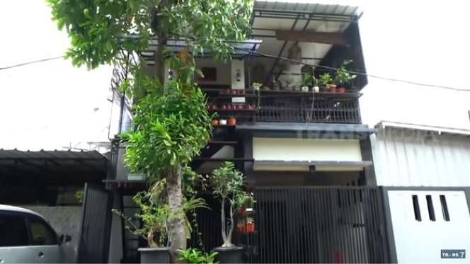 8 Potret Kondisi Rumah Azis Gagap yang Jarang Tersorot, Lantainya Pada Copot!