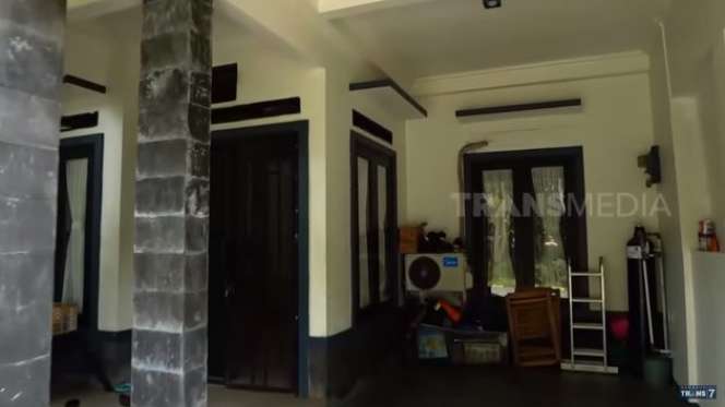 8 Potret Kondisi Rumah Azis Gagap yang Jarang Tersorot, Lantainya Pada Copot!